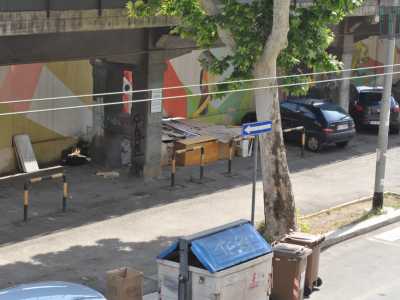 Siamo nel quartiere Libert�, nel rione pi� multiculturale di Bari. In corso Italia, quasi ad angolo con via Manzoni, da un mese a questa parte � nato una sorta di �villaggio� costruito con legno riciclato, cartoni e materassi